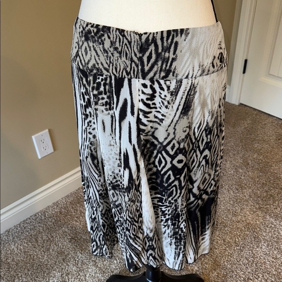 Reitmans Black and White Coordinated Skirt and Top Set Flowy Women's Size S/7 - Picture 10 of 16